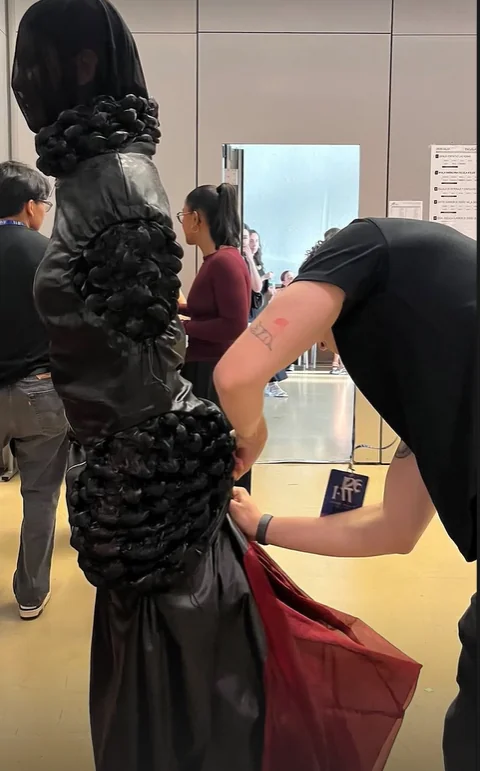 Preparing the garment / backstage